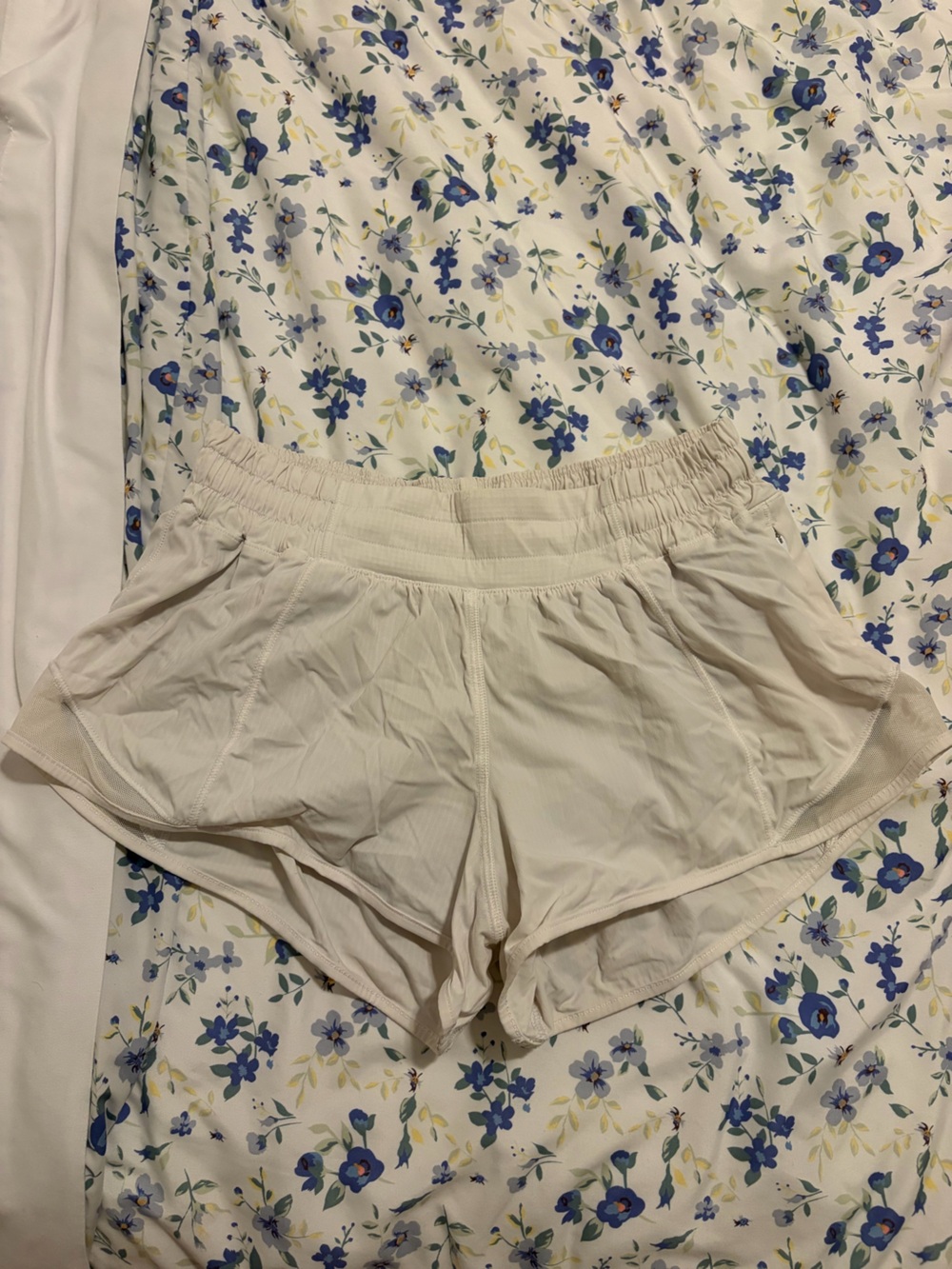 lululemon athletica White hotty hot 2.5in shorts